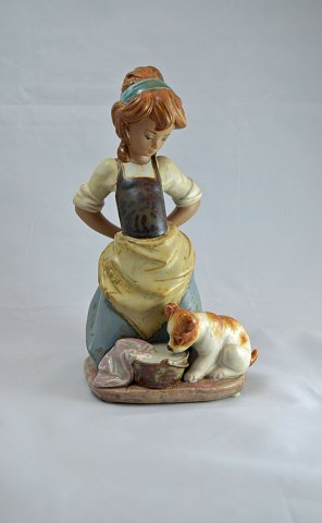 Lladro 
Pige med hundehvalp
Keramik