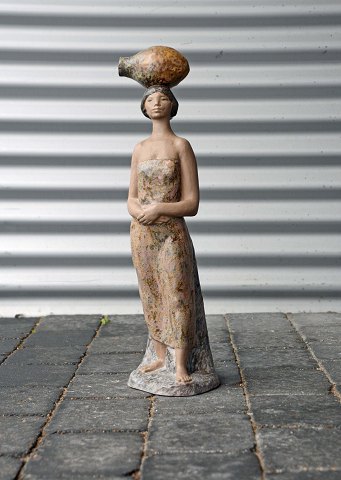 LLadro figur
Kvinde med vandkrukke
Keramik