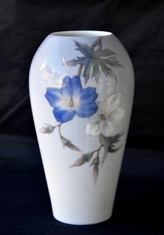 Royal Copenhagen
Vase 2679/295, blå og hvide blomster