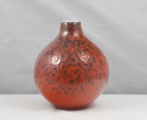 Rød buttet vase
Western Germany