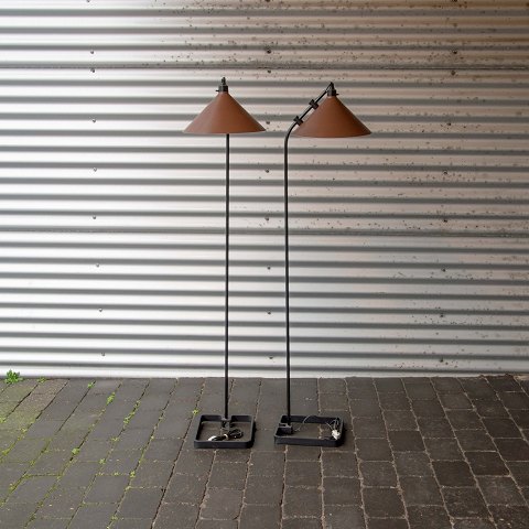 Dansk design
Et sæt gulvlamper med brun skærm