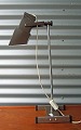 Brunlakeret metal bordlampe