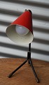 Græshoppe
bordlampe med rødskærm