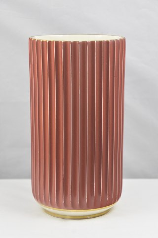 Lyngby20 cmRiflet rød vase