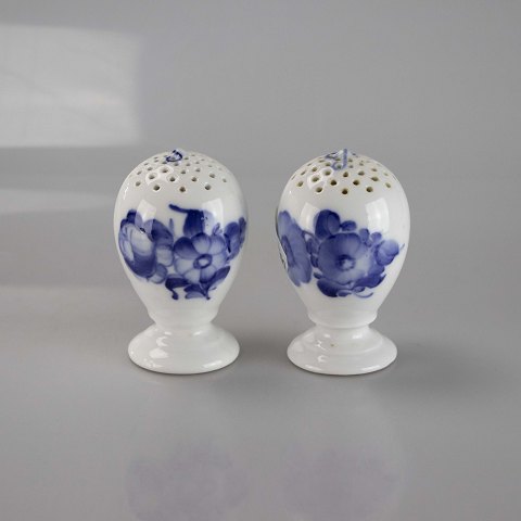 RCBlå blomst flettet8763 og 8768Salt - og peberbøsserPorcelæn
