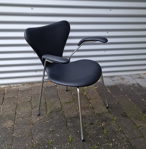 7 stol med armlænnypolstret sort læder