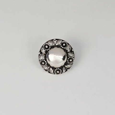 N.E. From Broche
Sterlingsølv
3,3 cm