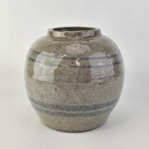 Vase med 2 blå striber i grå glasur