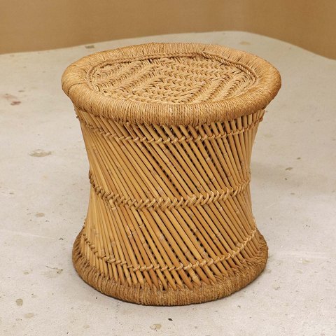 Taburet i bambus og rattan flet39 cm