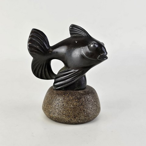 Just Andersen figurfisk på sten7 cm