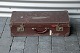 Brun kuffert med metalbeslag