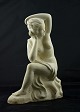 Stenfigur af badende kvinde