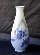 Royal Copenhagen
Vase med blå blomster 2919/4055