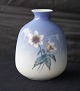 Lyngby PorcelænVase med hvide blomster1504/20