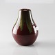 Keramik vase i røde og grønne nuancer