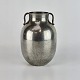 Just Andersen
1801
Vase med håndtag